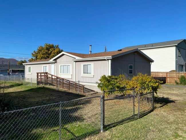 Building Photo - Freshly Updated in Dallesport