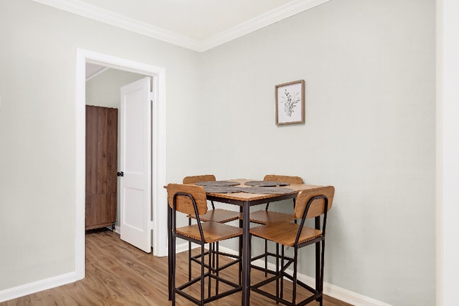 Photo - 6 W 51st St