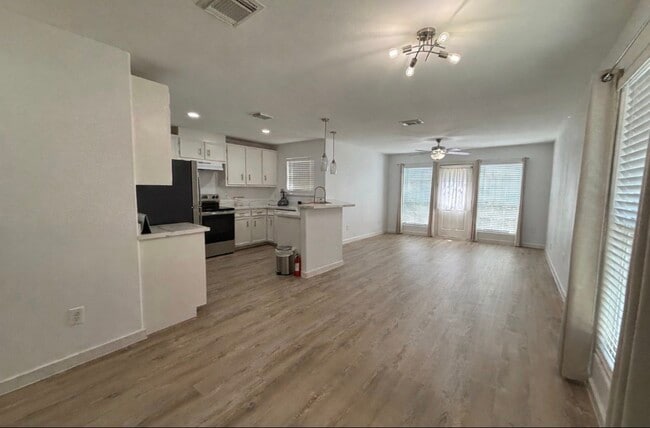 Photo - 3114 Bolt St