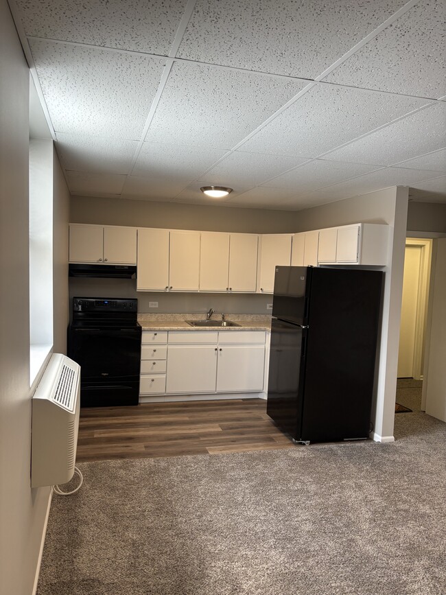 Kitchen - 775 N Bank Ln