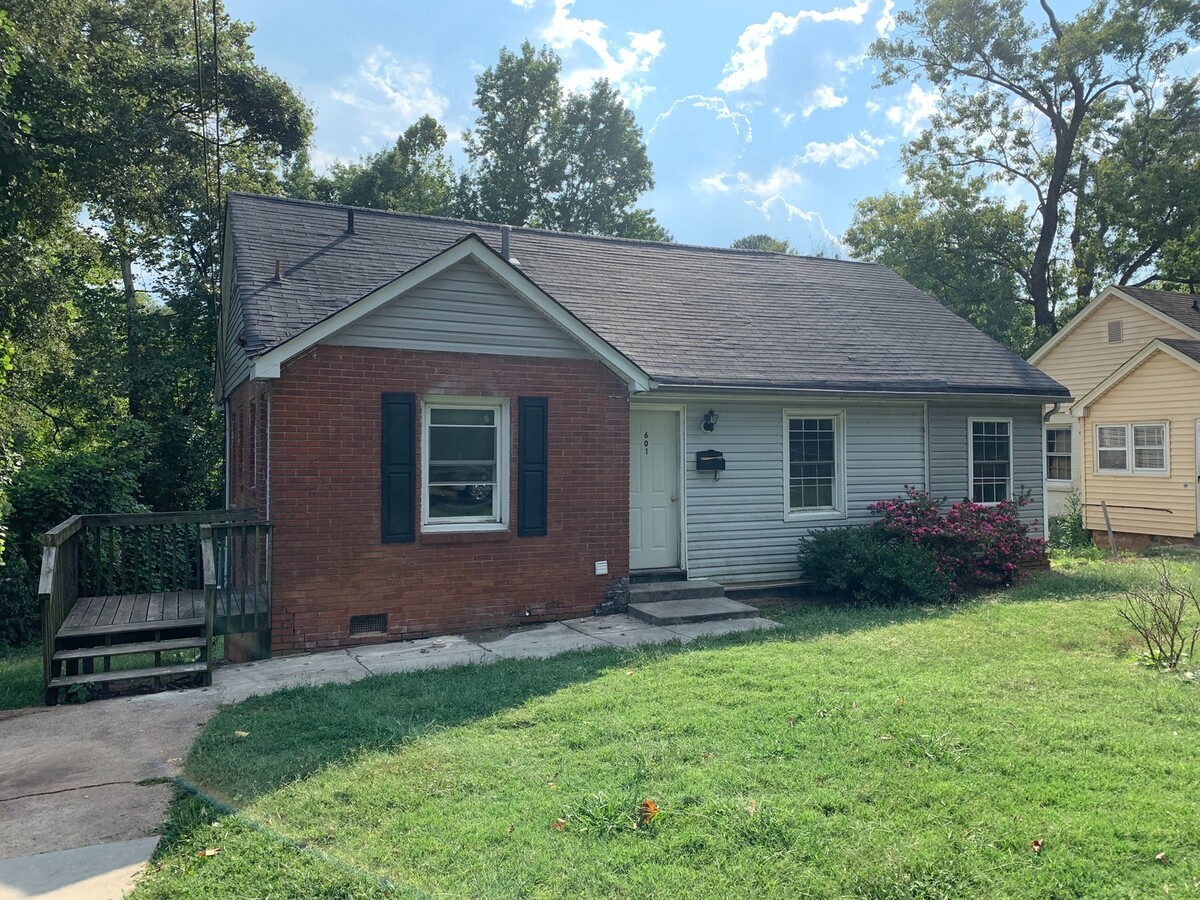 Cozy Three Bedroom Home in Tryon Hills! - Cozy Three Bedroom Home in Tryon Hills!