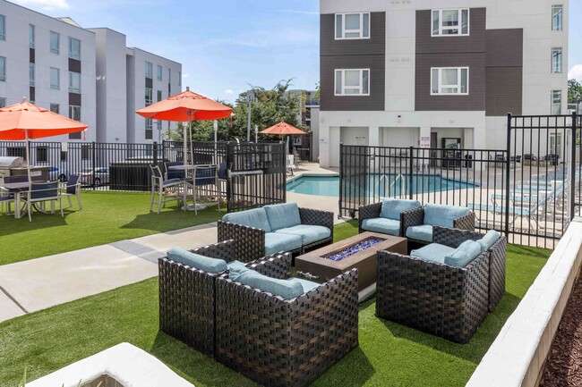 Fire Pit & Lounge Area