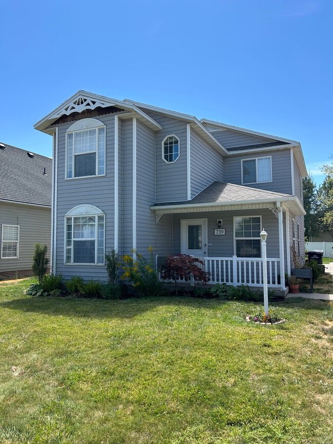 Building Photo - Utilities & Internet Included! 4 Bed 2.5 B... Rental