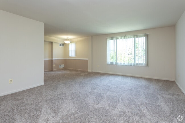 2BR, 1BA - 950 SF
