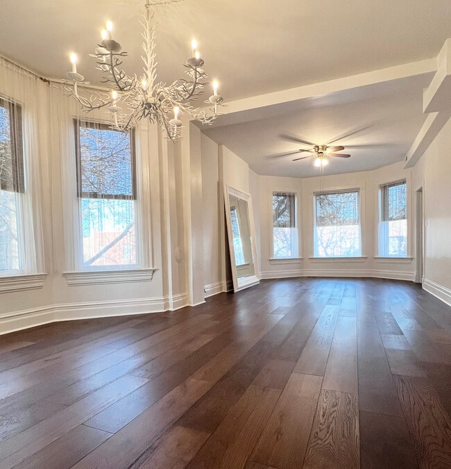 Building Photo - 948 N Hoyne Ave Unit 3