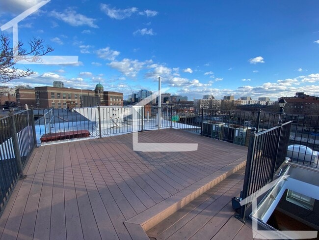 Building Photo - TOP FLOOR 2 BED 2 FLOORS + Private Rooftop Deck!!! Available 9/1/26