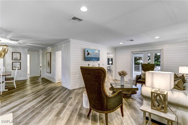 Photo - 370 6th Ave S