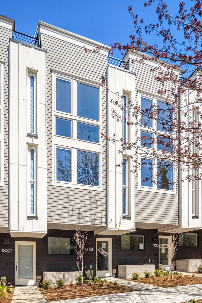 2bd/1.75ba Seattle Townhome - 2bd/1.75ba Seattle Townhome