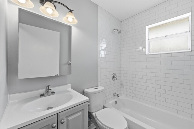 Photo - 1565 W 28th St