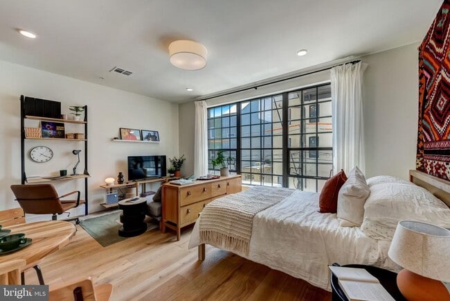 Building Photo - 1701 N 2nd St Unit STUDIO