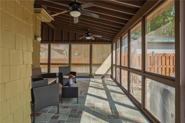 Photo - 98 Sunnyside Dr