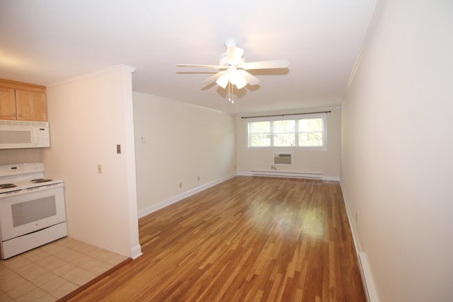 Living Room Dining Area - 637 Cove Rd Unit B-15