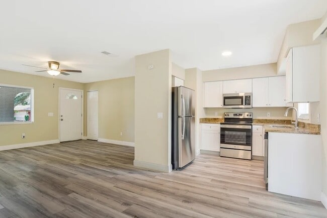 Photo - 4666 Donovan St