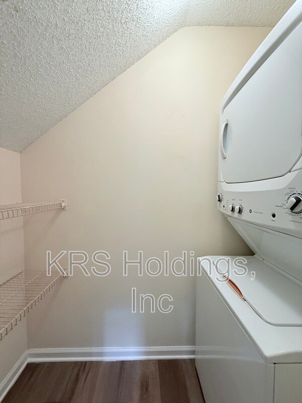4921 Hollenden Dr Unidad 303
