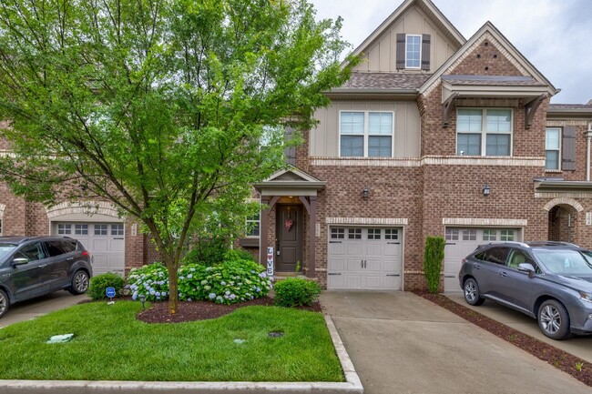 Building Photo - Beautiful 3BR/2.5BA townhome in great Hendersonville location!