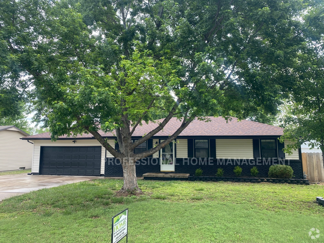 Building Photo - Welcome to your beautifully renovated 4-be... Rental