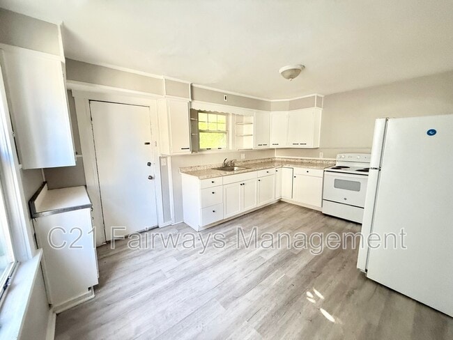 Photo - 927 Vankirk St