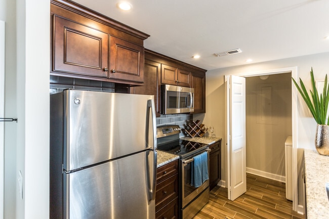 1BR, 1BA - Mahogany - 750 SF - Kitchen - Twenty & Grand