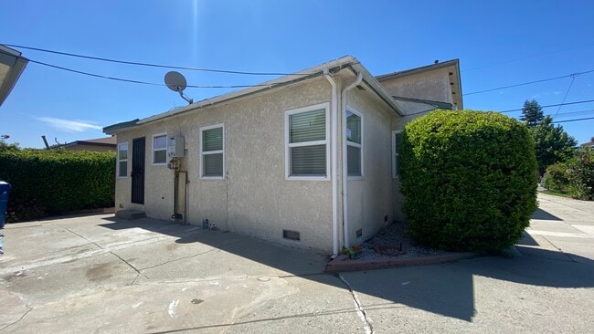 Building Photo - 1621 Del Amo Blvd Unit 1621 Del Amo