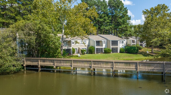 Building Photo - Pinewood Station