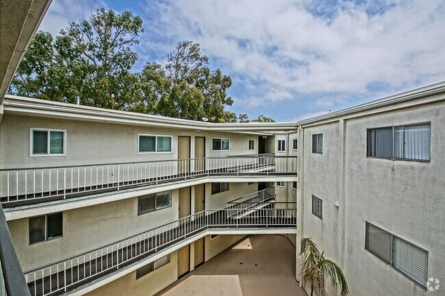 Building Photo - Bright & Spacious, Top-Floor 3BR3BA Condo ...