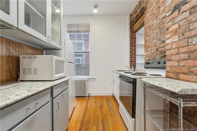 Photo - 239 Bradley St Unidad carriage house