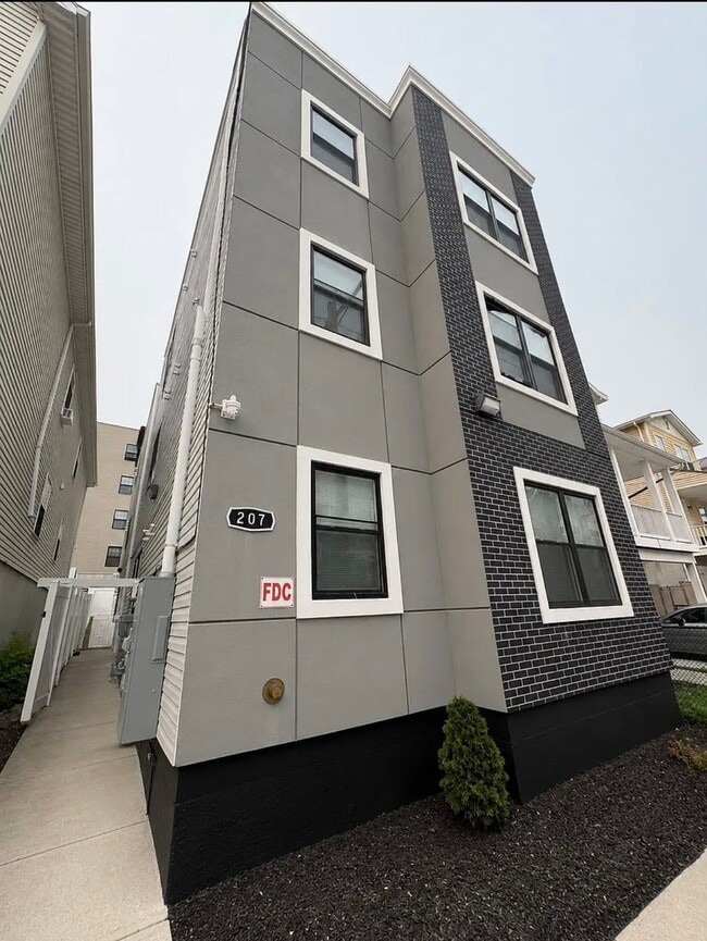 Building Photo - 207 Governor St Unit 301