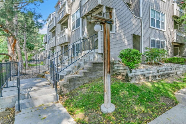 Building Photo - $1,775.00, 2-bed, 2-bath condo in Lakewood.