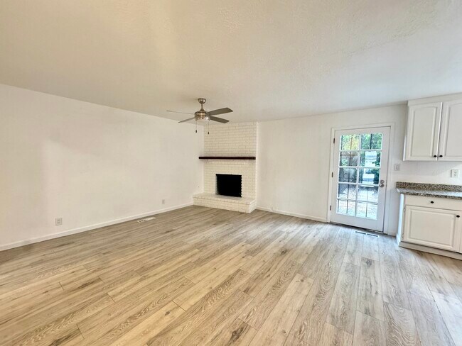 Photo - 1013 Doncaster Dr Unit MAIN