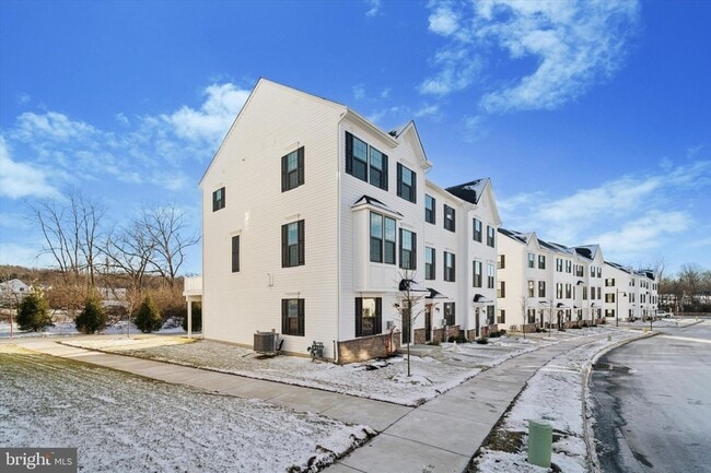 Photo - 208 River Birch Wy