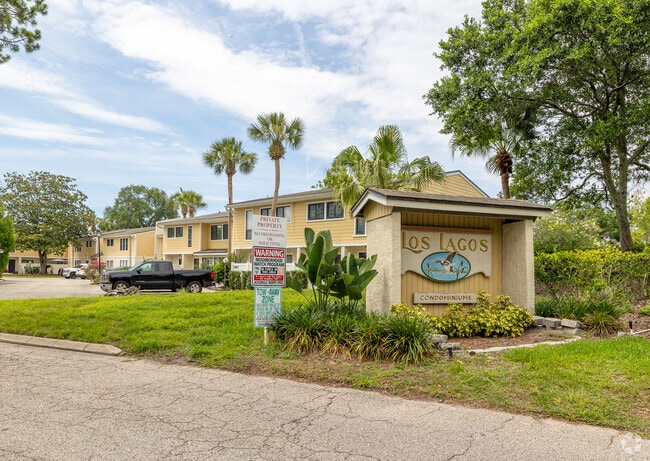 Entrada frontal - Los Lagos Condominiums