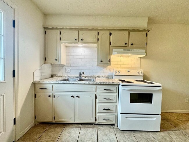 Photo - 411 E 3rd St