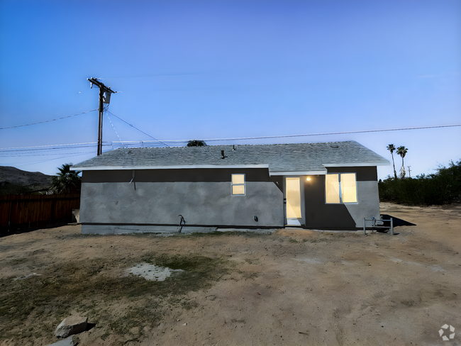 Building Photo - 2 Bedroom 1 Bath Home - Large Lot - Close ...