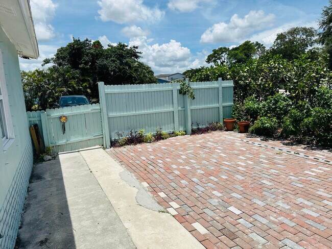 Photo - 1520 Barbarie Ln