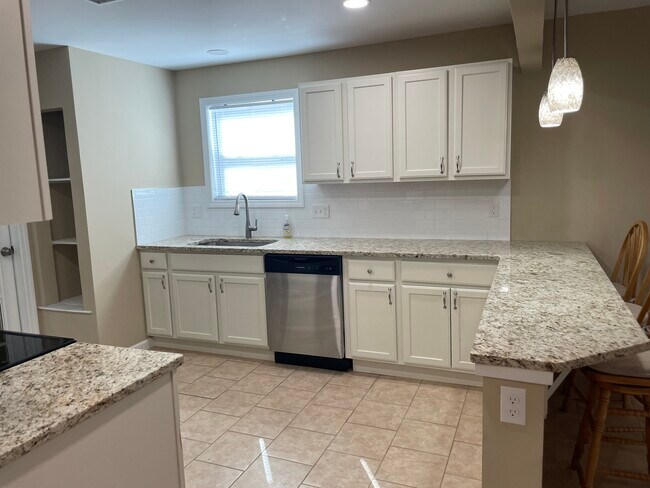 Kitchen - 447 Plumtree Rd