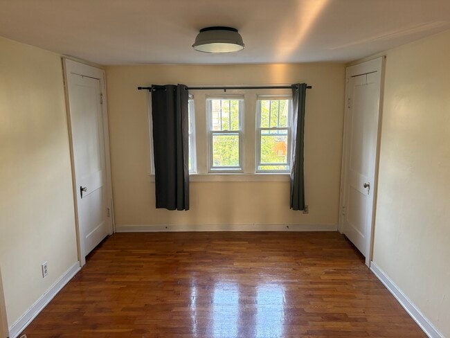 Building Photo - 1027 Benjamin Ave SE Unit SE Grand Rapids 2-bedroom