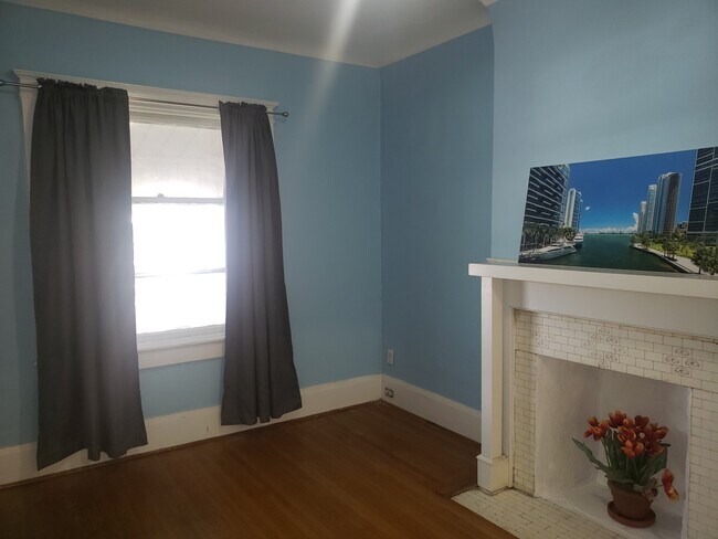 Photo - 687 Dupont St Unit A