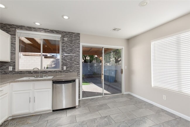 Building Photo - 8564 Shady Pines Dr