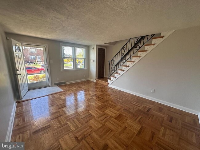 Building Photo - 2204 Lynn Blvd