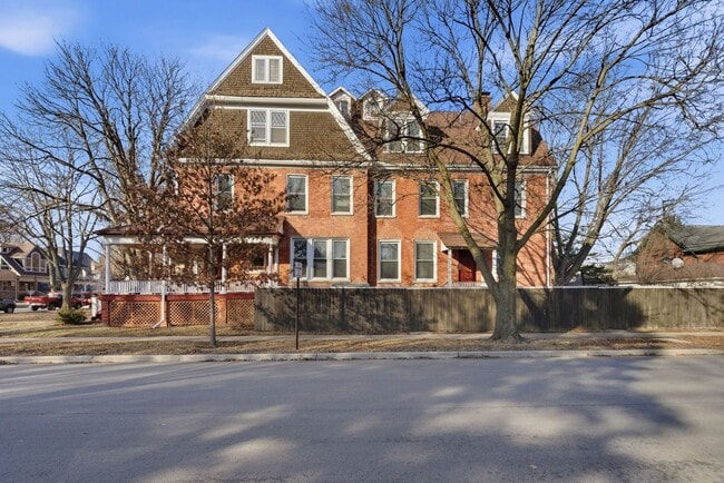 Photo - 2001 Orrington Ave