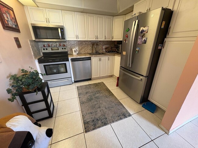 Building Photo - 202 Greenbrier C Unit 2020