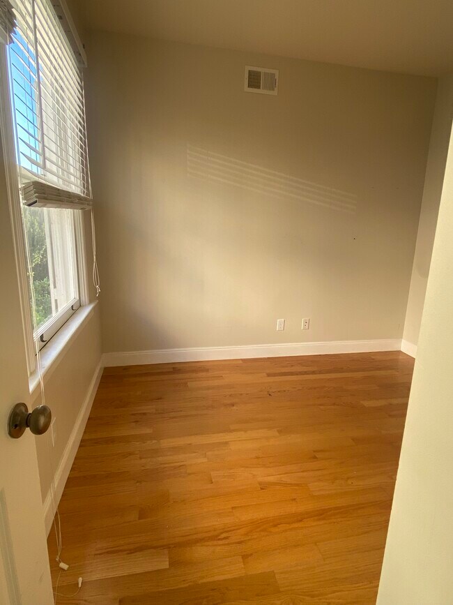 Photo - 7 Leroy Plz Unit 7