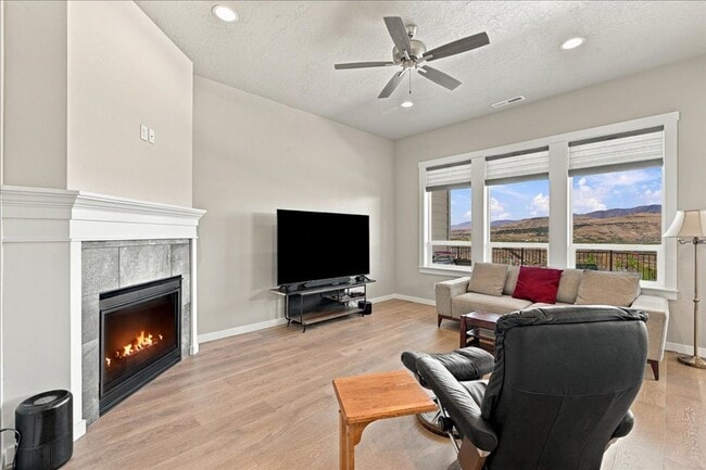 2328 E Danzee Dr
