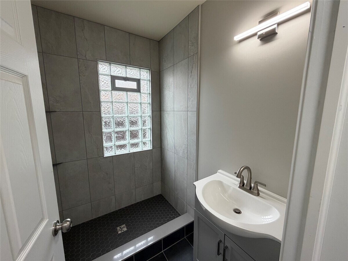 Photo - 121 W 24th St