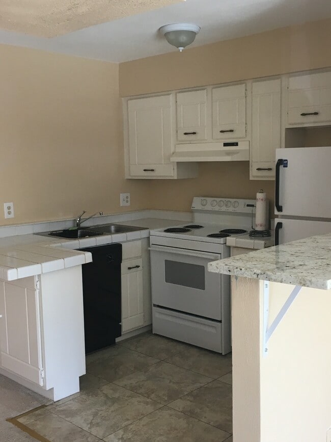 Building Photo - Spacious 1br/1ba Condo Unit 126