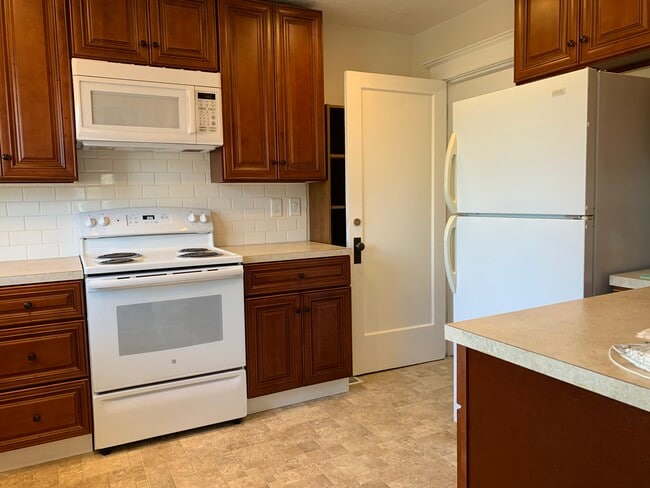 Kitchen - 304 W Illinois St