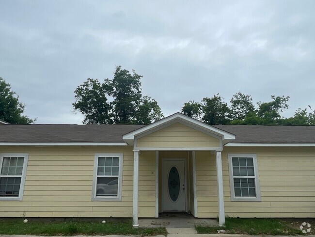 Building Photo - 3 BEDROOM 2 BATH READY FOR YOU! Rental