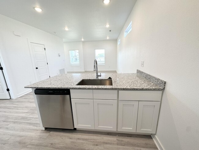 Photo - 1070 Boardwalk