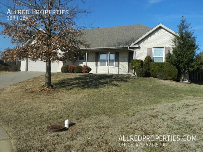 Building Photo - Fall Into Your New Home! 3 Bed, 2 Bath in ...