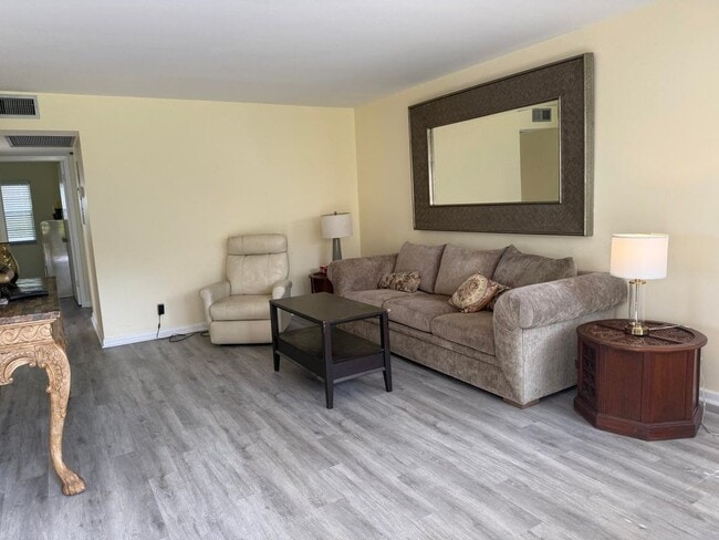 Photo - 389 Fanshaw J Unit 389